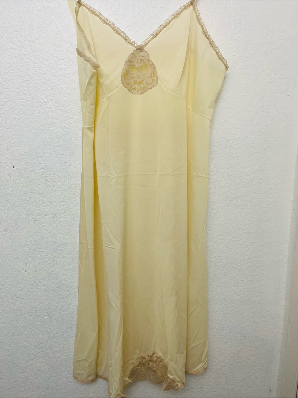 Vanity fair Lace-Trim Slip Dress in Pale Yellow size 38 L